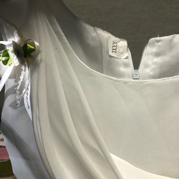 Girls dress white for girls, size around 4/5. - Picture 4 of 7